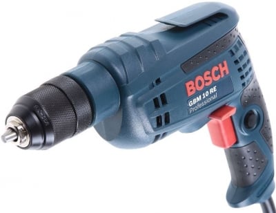 Електрическа бормашина Bosch GBM 10 RE Professional в действие, пробива дърво