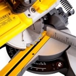 Акумулаторен настолен циркуляр DEWALT DCS777N с герунг и изтегляне 54V, 216мм